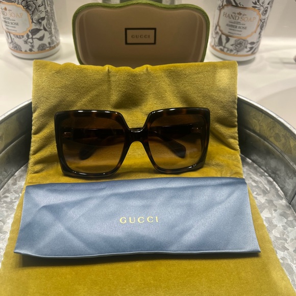 🕶️Gucci Sunnies, just like new. Pre-loved❤️ - Picture 1 of 4